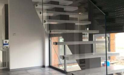 Schody na wandze ze szklanymi balustradami