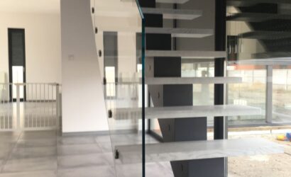Schody na wandze ze szklanymi balustradami