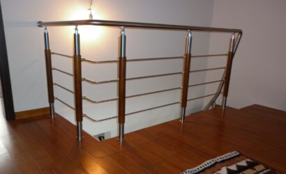 Schody policzkowe z metalowymi balustradami