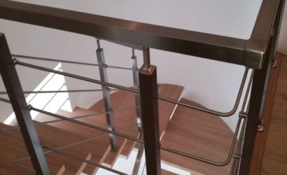 Schody policzkowe z metalowymi balustradami