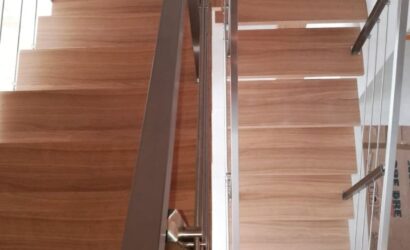 Schody policzkowe z metalowymi balustradami