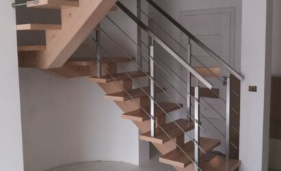 Schody policzkowe z metalowymi balustradami