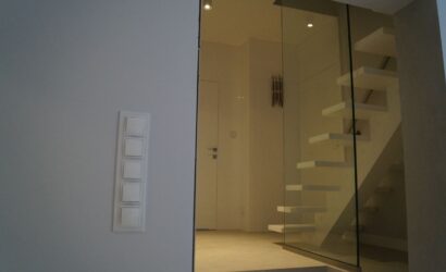 Schody na wandze ze szklanymi balustradami