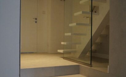 Schody na wandze ze szklanymi balustradami