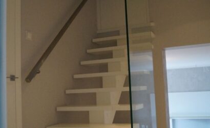 Schody na wandze ze szklanymi balustradami