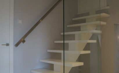 Schody na wandze ze szklanymi balustradami