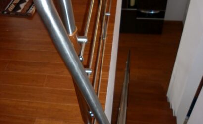 Schody policzkowe z metalowymi balustradami