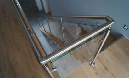 Schody na wandze ze szklanymi balustradami