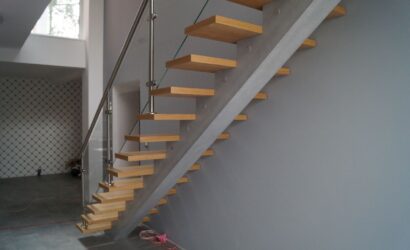 Schody na wandze ze szklanymi balustradami