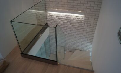 Schody na wandze ze szklanymi balustradami