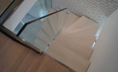 Schody na wandze ze szklanymi balustradami