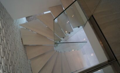 Schody na wandze ze szklanymi balustradami