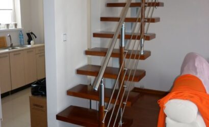 Schody policzkowe z metalowymi balustradami