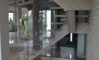 Schody na wandze ze szklanymi balustradami