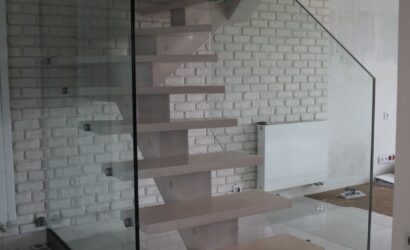 Schody na wandze ze szklanymi balustradami