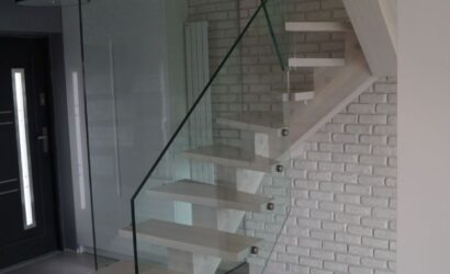 Schody na wandze ze szklanymi balustradami