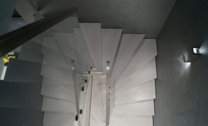 Schody na wandze ze szklanymi balustradami