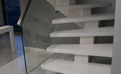 Schody na wandze ze szklanymi balustradami