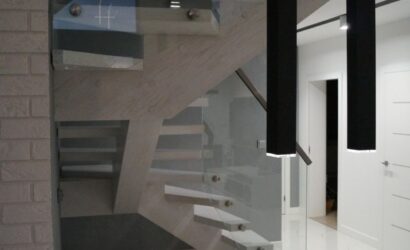 Schody na wandze ze szklanymi balustradami