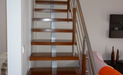 Schody policzkowe z metalowymi balustradami