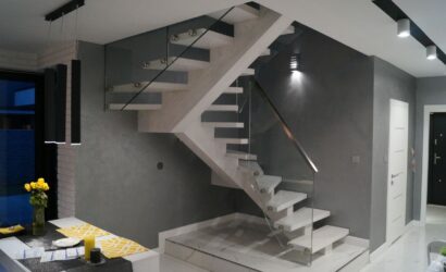 Schody na wandze ze szklanymi balustradami