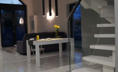 Schody na wandze ze szklanymi balustradami