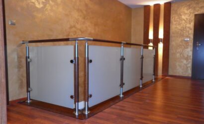 Schody na wandze ze szklanymi balustradami