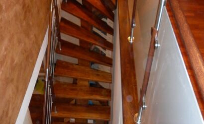 Schody na wandze ze szklanymi balustradami