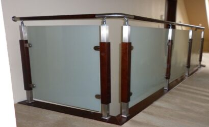 Schody na wandze ze szklanymi balustradami