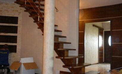 Schody policzkowe z metalowymi balustradami