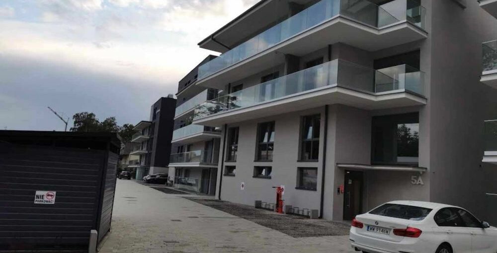 balkony w bloku ze szklanymi balustradami