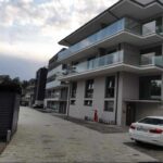 balkony w bloku ze szklanymi balustradami