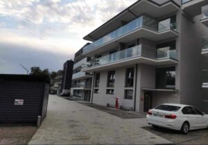 balkony w bloku ze szklanymi balustradami